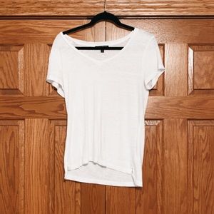 white v-neck short sleeve T-shirt